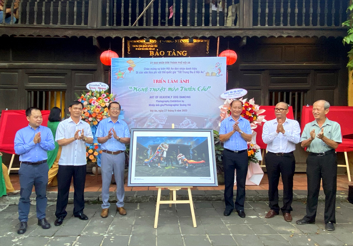 khai truong trien lam