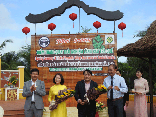 Lanh dao thanh pho tang hoa chuc mung