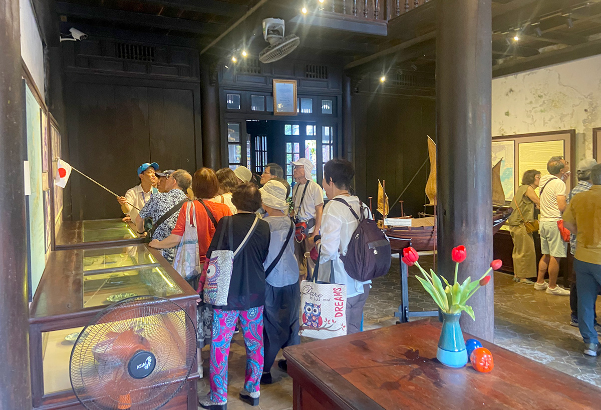 khach quan bao tang gom su mau dich