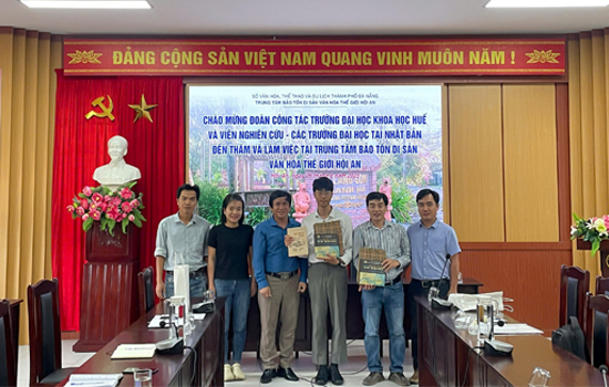 Tiếp và làm việc với Đoàn công tác Trường Đại học Khoa học, Đại học Huế