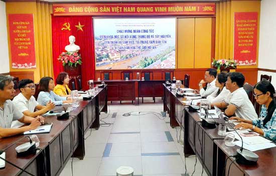 Đón tiếp và làm việc với đoàn công tác Viện Khoa học xã hội vùng Trung Bộ và Tây Nguyên