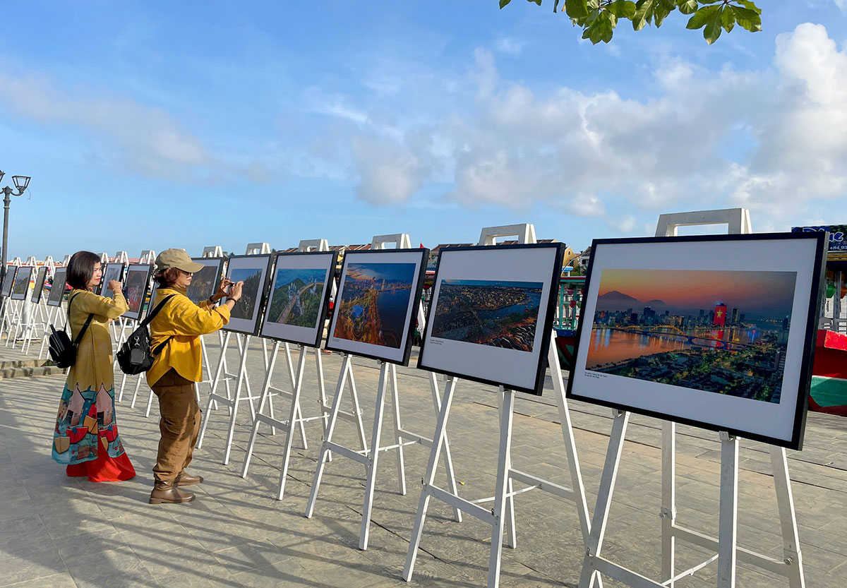 du khach tham quan trien lam