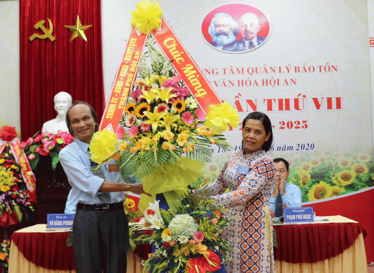 Thanh pho tang hoa chuc mung