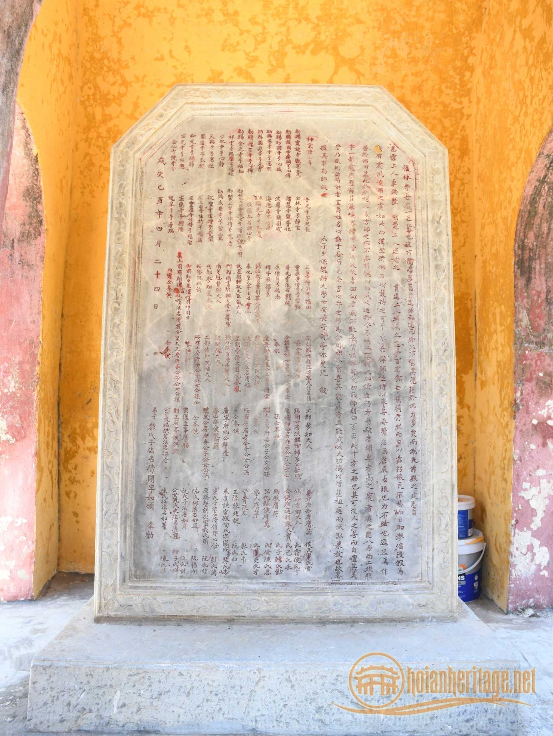 mat truoc bia trung tu chua phuoc lam