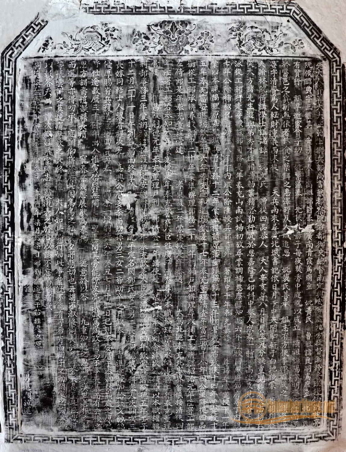 ban dap bia mo anh tu lieu trung tam