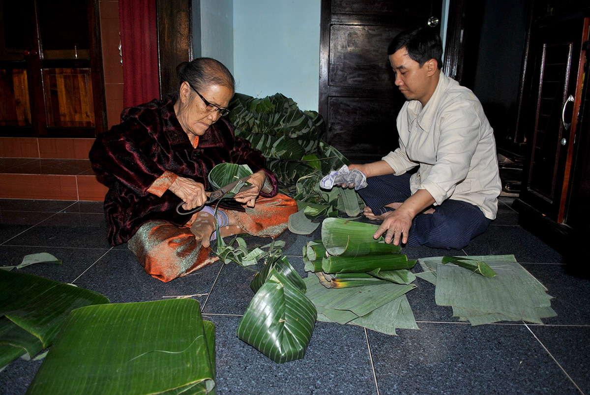 Bà Nguyễn Thị Hường và cháu đang làm đài đựng bánh tổ 2014