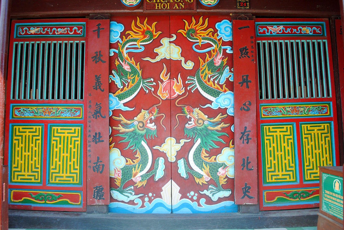 hinh tuong rong trang tren cua quan cong mieu