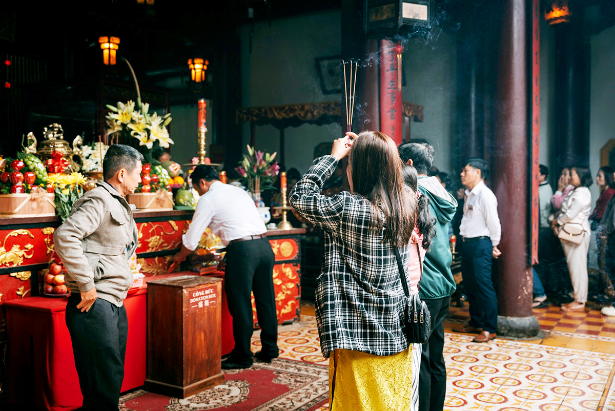 du khach dang huong tại quan cong mieu